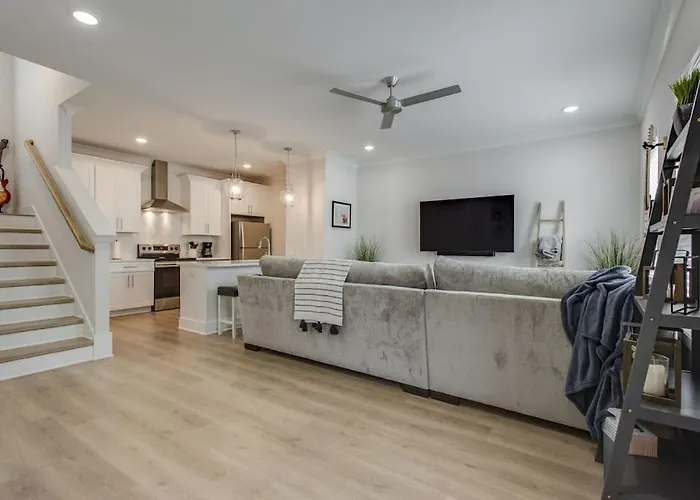 Classy, Cozy, Close To Downtown