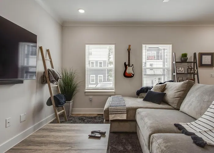 Classy, Cozy, Close To Downtown