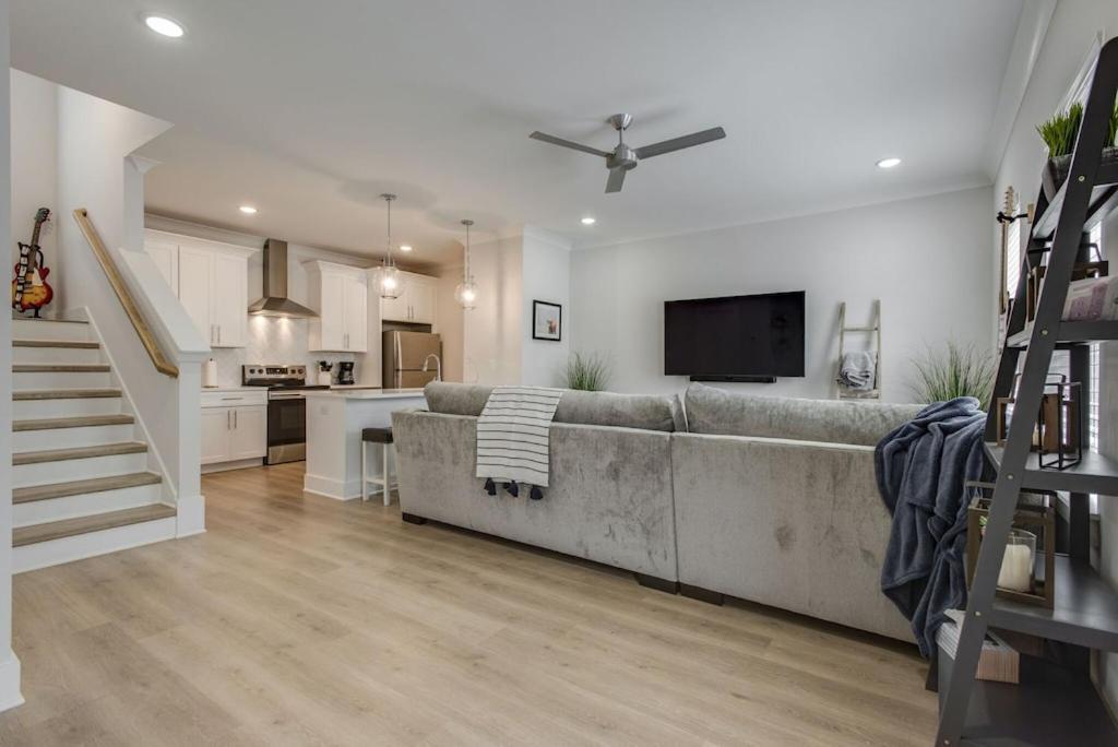 Classy, Cozy, Close To Downtown Appartement