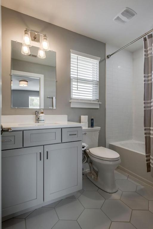 Classy, Cozy, Close To Downtown *