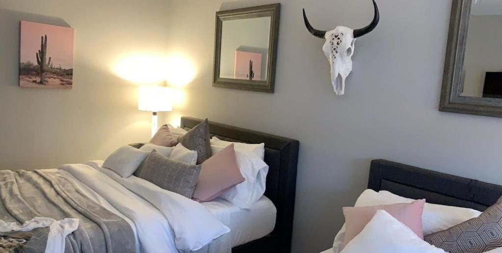 Classy, Cozy, Close To Downtown Apartment *